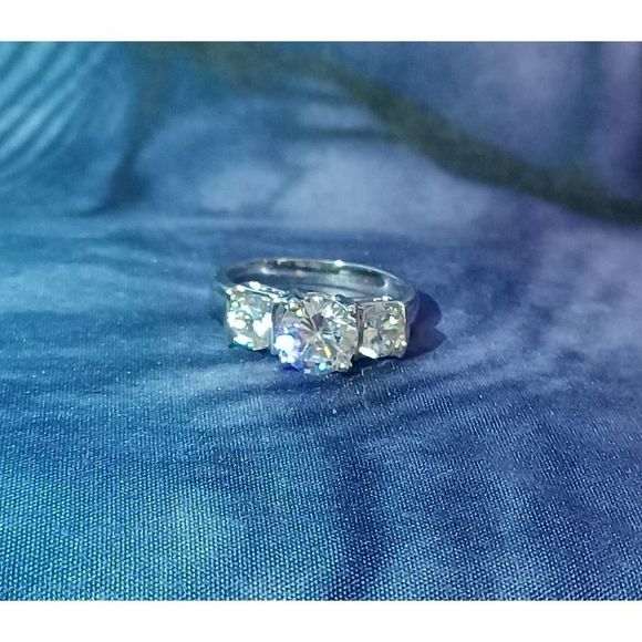 Swarovski Elements - Size 8 - Silver tone ring as pictured - Picture 4 of 9